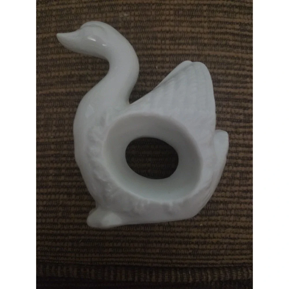 Set of 4 Vintage Napkin Rings Holders Elegant White Swans Glossy Finish